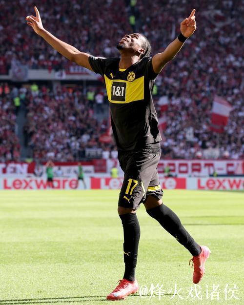 主裁：安萨拉拉扯丘库埃梅卡未判罚？属轻微动作